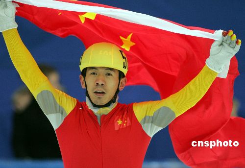 三月十三日在北京首都体育馆举行的二00五年短道速滑世界锦标赛男子以前米比赛中，中国选手李佳军夺得季军。