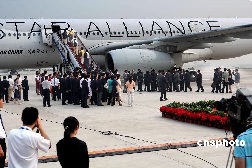Passengers get aboard a flight at the Beijing Capital International Airport. (File photo/China News Service)