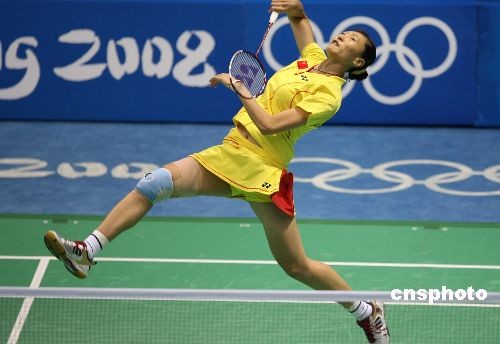 资料图：8月16日，中国选手张宁在北京奥运会羽毛球女单决赛中战胜队友谢杏芳，夺得冠军。