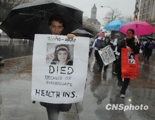 资料图：美国医生冒雨游行支持众院通过医改法案。
