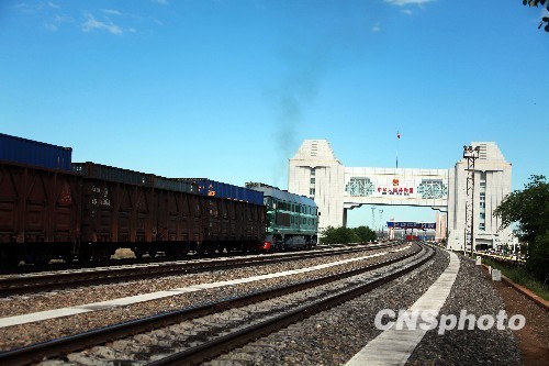 China's largest land port sees robust trade via China-Europe freight train service