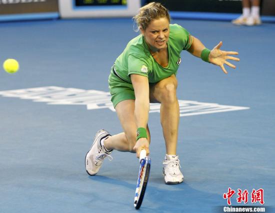 北京时间1月29日下午16点30分左右，中国“金花”李娜亮相澳大利亚网球公开赛女单决赛场，开始冲击自己的首个大满贯冠军头衔。她的对手是比利时名将、前世界第一克里斯特尔斯。