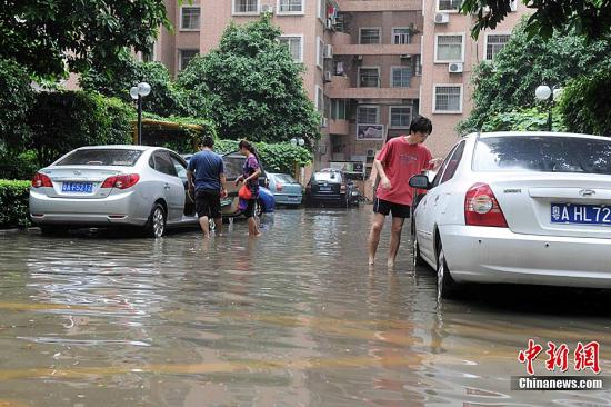暴雨又致广州水浸街 今年首次启防暴雨二级响