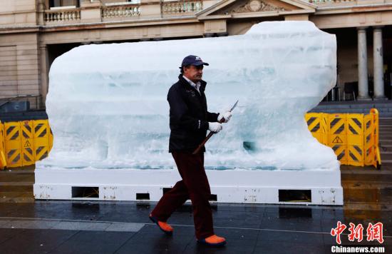 资料图：英国雕塑家马克·科尔斯发起了一系列“冰雕北极熊”装置艺术展，呼吁人们关注全球变暖。