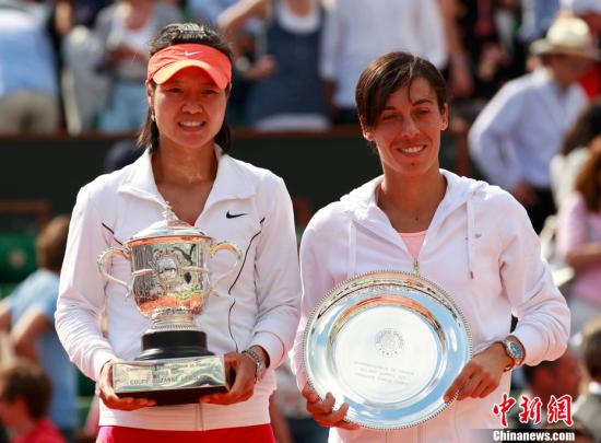 资料图：当地时间2011年6月4日，法网女单决赛在罗兰·加洛斯体育场举行，由世界排名第五、中国选手李娜迎战世界排名第四、意大利选手斯齐亚沃尼。最终李娜以2-0战胜斯齐亚沃尼，夺得法网女单冠军，成为亚洲登顶网球大满贯赛事的第一人。