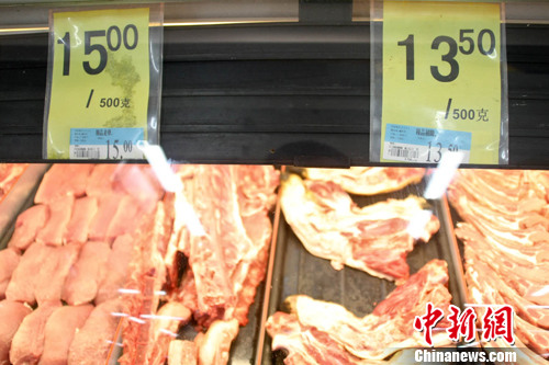 据广西壮族自治区水产畜牧兽医局对全区20个集贸市场畜禽产品和饲料价格定点监测，6月份第3周采集日为6月15日广西猪肉价格继续上涨，全区猪肉平均价格27.51元公斤，比上周上涨0.8%。图为6月21日，广西南宁，一家超市内摆放整齐待售的生鲜猪肉。洪坚鹏 摄