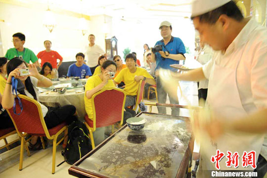 资料图：华裔青少年吃兰州拉面观看拉面表演。杨艳敏 摄