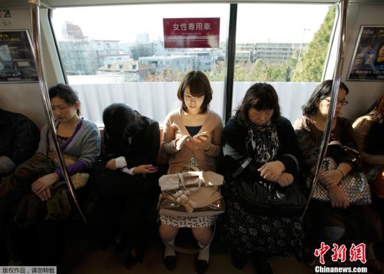 2011年10月17日，日本东京地铁在早晨上班高峰期专门为女性设置了列车车厢，此车厢只有女性才能乘坐，此举是为了避免在早高峰期间拥挤中的性骚扰。