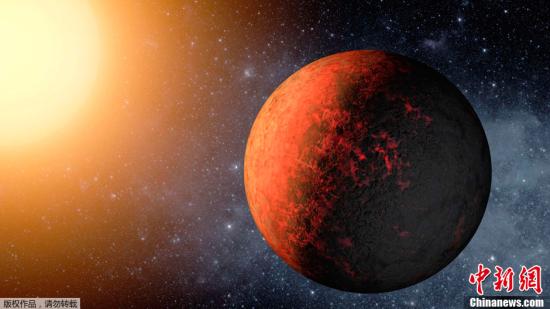 美国航天局12月20日宣布，“开普勒”太空望远镜日前首次发现了两颗与地球大小类似的行星，它们也是迄今在类似太阳的恒星系中发现的最小类地行星。这两颗行星位于距地球约1000光年的天琴座中，分别被命名为“开普勒-20e”和“开普勒-20f”，前者个头比地球稍小，半径约为地球的0.87倍，后者个头比地球稍大，半径为地球的1.03倍。图为美国航天局（NASA）当日公布的名为“开普勒-20e”的行星的假想图。