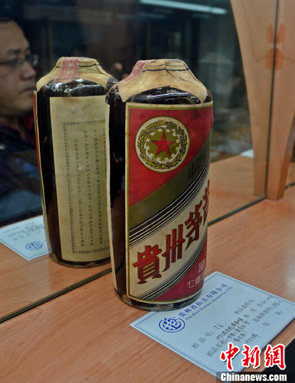 资料图：1953年国营仁怀酒厂出产的“车轮牌”茅台酒。中新社发 张伟 摄