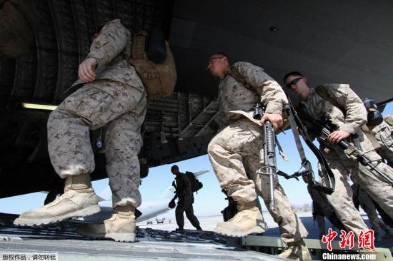 2012年3月27日，美国玛纳斯国际过境转运中心，一批美国军人搭乘C-17A战略运输机准备前往阿富汗进行部署。美国玛纳斯国际过境转运中心是美军在租借的吉尔吉斯斯坦玛纳斯国际机场内建立的。