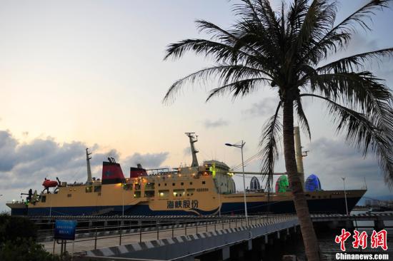 A cruise ship stops at the Sanya pier, Hainan Province. (File photo/China News Service)