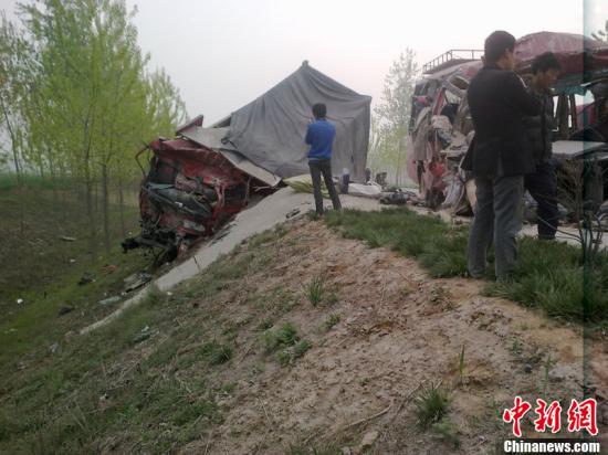 安徽萧县发生特大车祸受伤乘客已送附近医院抢