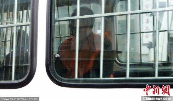 资料图：2012年4月24日，丹东，反赌扫黑再开庭，谢亚龙受审媒体高度关注。图为谢亚龙抵达法院。图片来源：CFP视觉中国