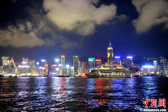 资料图片：香港维多利亚港观看绚丽多彩的夜景。王东明 摄
