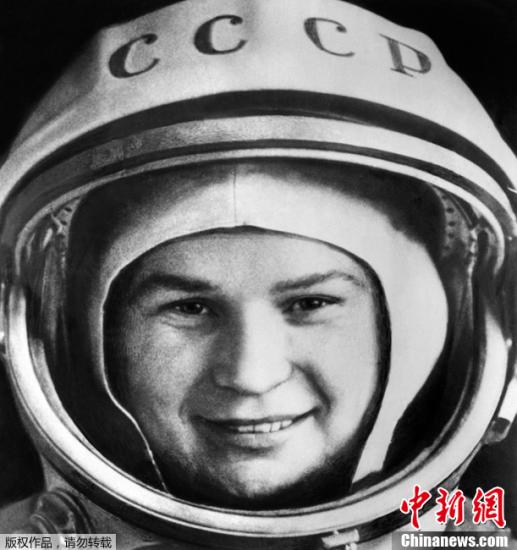 世界首位女宇航员：捷列什科娃 瓦莲京娜·弗拉基米罗夫娜·捷列什科娃(Valentina Vladimirovna Tereshkova，1937年3月6日—)，世界第一名女航天员，苏联英雄，苏联空军少将，人类历史上进入太空的第一位女性。她还是技术科学副博士，两次被授予列宁勋章；荣获联合国和平金奖，以及世界许多国家授予的高级奖章，是世界上十几个城市的荣誉市民；月球背面的一座环形山以她的名字命名。
