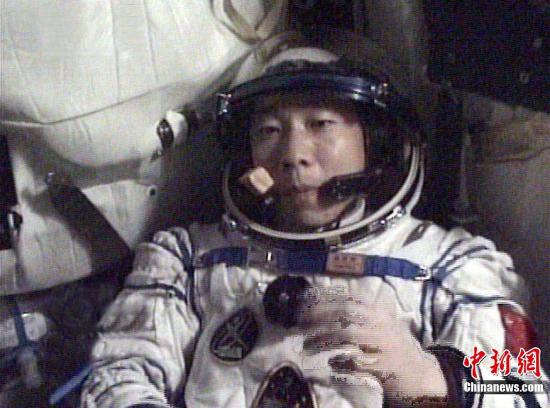 资料图:杨利伟在太空用餐。<a target='_blank' href='http://www.chinanews.com/'>中新社</a>发 资料图:杨利伟在太空用餐。<a target='_blank' href='http://www.chinanews.com/'>中新社</a>发