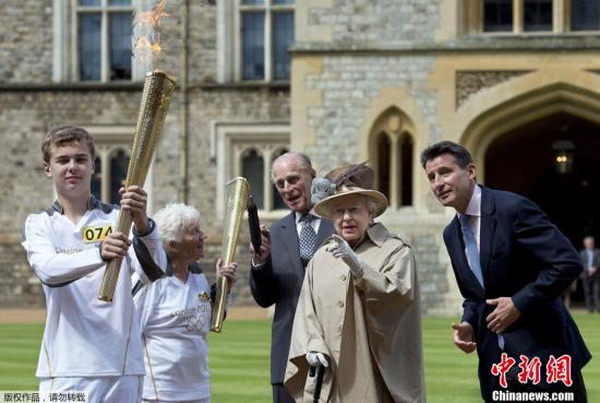 2012年7月10日，伦敦奥运会火炬传递至温莎城堡，英女王伊丽莎白二世现身助阵。