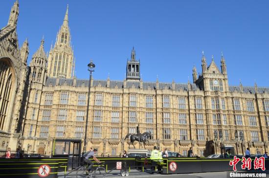 资料图：英国漫步在英国伦敦泰晤士河畔，你一定会被一座绵长宏伟的建筑所吸引。威斯敏斯特宫（Palace of Westminster），又称国会大厦（Houses of Parliament）是英国国会（包括上议院和下议院）的所在地。威斯敏斯特宫是哥德复兴式建筑的代表作之一，1987年被列为世界文化遗产。该建筑包括约1，100个独立房间、100座楼梯和4.8公里长的走廊。尽管今天的宫殿基本上由19世纪重修而来，但依然保留了初建时的许多历史遗迹，如威斯敏斯特厅（可追溯至1097年），今天用作重大的公共庆典仪式，如国葬前的陈列等。/p中新网记者 陈静 摄