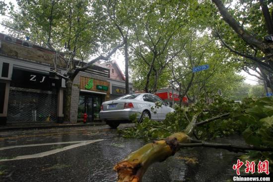 狂风暴雨肆虐 上海发布最高级别台风警报