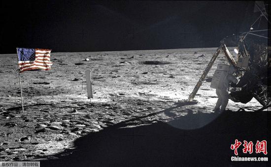 世界首位登上月球的宇航员、美国人尼尔·阿姆斯特朗于当地时间8月25日逝世，享年82岁。图为1969年7月20日阿姆斯特朗在月球上的照片。