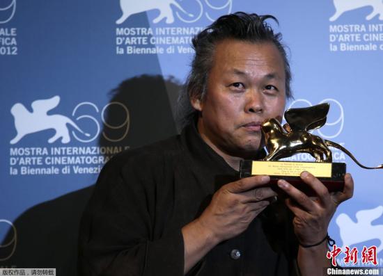 北京时间9月9月日凌晨，第69届威尼斯国际电影节落下帷幕。韩国导演金基德凭借电影《圣殇》最终斩获最佳影片“金狮奖”。据了解，这是韩国电影历史上首次获得威尼斯电影节最佳影片奖。图为导演金基德轻吻“金狮”。