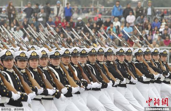 资料图：当地时间2012年9月19日，智利首都圣地亚哥，智利陆海空三军举行盛大的国庆阅兵式，庆祝智利独立202周年和陆军节。据悉，每年的9月18日是智利国庆节，9月19日是智利陆军节。