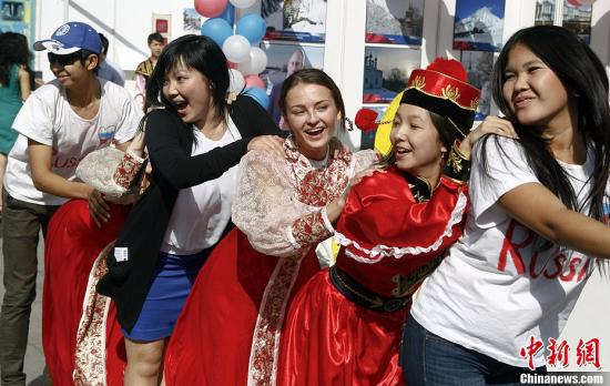 10月3日，中国人民大学举行了75周年校庆，图为当日举办的国际文化节上俄罗斯留学生献艺。/p中新社发 张浩 摄