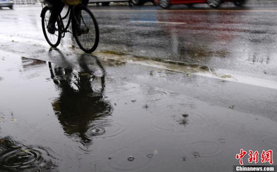 11月4日,一位行人在雨雪中骑车。当日6时,中央气象台发布暴雪橙色预警和寒潮蓝色预警,同时,北京、河北于4日早间相继发布暴雪红色预警。北京雨雪将持续40小时,雪量或超历史极值。中新社发 李慧思 摄 11月4日,一位行人在雨雪中骑车。当日6时,中央气象台发布暴雪橙色预警和寒潮蓝色预警,同时,北京、河北于4日早间相继发布暴雪红色预警。北京雨雪将持续40小时,雪量或超历史极值。中新社发 李慧思 摄