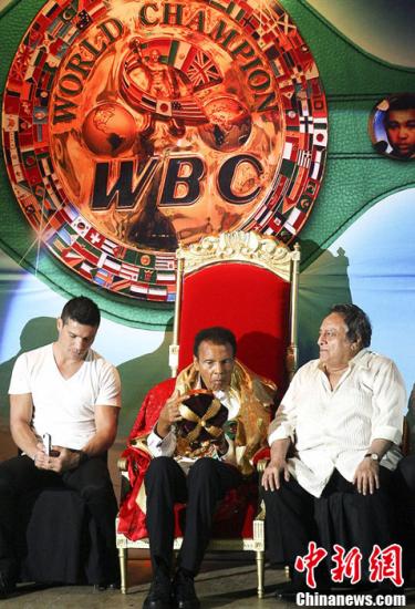 当地时间2012年12月3日，墨西哥坎昆，世界拳击理事会成立50周年庆典，阿里(中)获“拳击之王”称号。图片来源：东方IC 版权作品 请勿转载