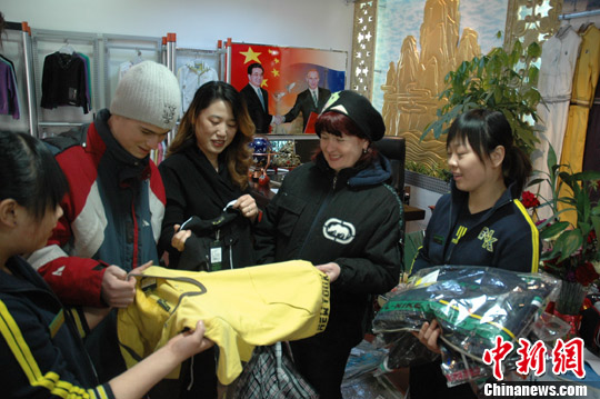 图为来绥芬河购物的俄罗斯游客在中国商人开的“涉俄”商店购物,他们用俄语进行交流,进行讲价(资料图片)。<a target='_blank' href='http://www.chinanews.com/'>中新社</a>发 宋述禹 摄 图为来绥芬河购物的俄罗斯游客在中国商人开的“涉俄”商店购物,他们用俄语进行交流,进行讲价(资料图片)。<a target='_blank' href='http://www.chinanews.com/'>中新社</a>发 宋述禹 摄