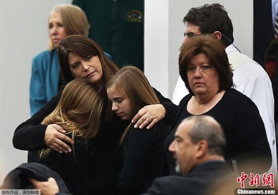 当地时间12月18日，美国康涅狄格州纽敦，校园枪击案遇难者葬礼举行。据悉，当地时间14日，一名枪手闯入当地的桑迪·胡克小学，射杀了26名师生后自杀，遇难者中包括20名儿童。