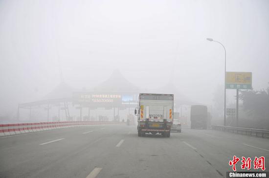 资料图:成都再遇大雾袭击,成都绕城高速公路出入口封闭。<a target='_blank' href='http://www-chinanews-com.fanshangtech.com/'>中新社</a>发 安源 摄 资料图:成都再遇大雾袭击,成都绕城高速公路出入口封闭。<a target='_blank' href='http://www-chinanews-com.fanshangtech.com/'>中新社</a>发 安源 摄