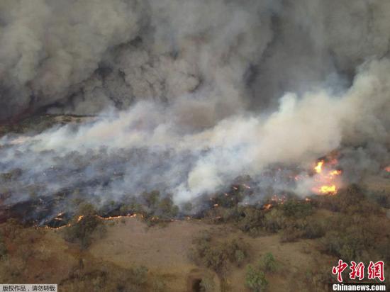 澳大利亚连日的高温，导致到处蔓延的山林大火在各地持续肆虐。图为澳大利亚库纳巴拉班持续肆虐的山林大火。