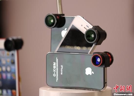 当地时间1月31日，美国旧金山马士孔尼会议中心，麦金塔世界展览会(MacworldExpo)开幕。图为为苹果手机设计的三合一镜头，可用微距、广角和鱼眼拍摄。/p中新社发 陈钢 摄