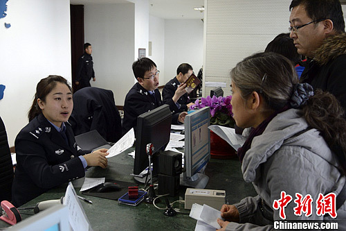 资料图：内蒙古呼和浩特护照办证大厅，市民正在办理护照。<a target='_blank' href='http://www.chinanews.com/'>中新社</a>发 刘文华 摄