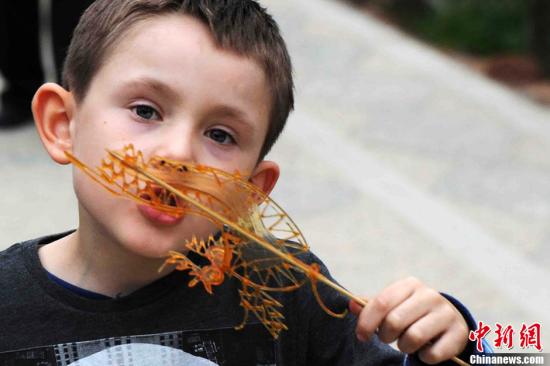 外国毕业生热衷赴中国发展 外媒:有大把钱可赚