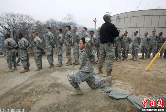 资料图：韩国东豆川美国陆军基地内，美军士兵在进行军事技能训练。