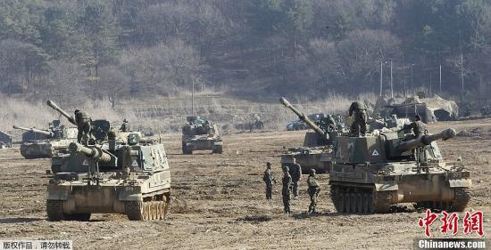 资料图：韩国联合参谋本部和韩美联合司令部进行代号为“关键决断”的联合军演。图为韩国K-9自行榴弹炮进入演习集结区域。