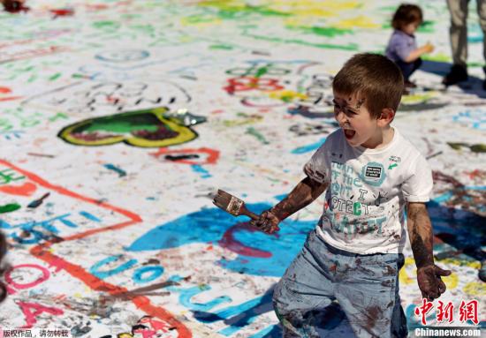 当地时间2013年4月7日，意大利罗马，儿童在罗马中央广场上创作巨型画作，旨在宣传建设家庭友好型城市。