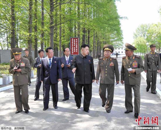 据朝中社于当地时间5月17日发布的照片显示，朝鲜最高领导人金正恩视察朝鲜人民军食品工厂。