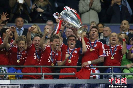 资料图：2013年欧冠联赛决赛，拜仁2：1击败多特蒙德，在2012年主场失冠之后终于如愿捧起队史第五座欧冠冠军奖杯。