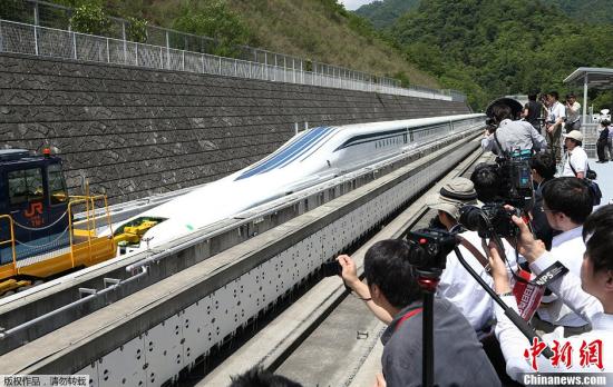 资料图：日本磁悬浮新干线列车“L0型”公开。