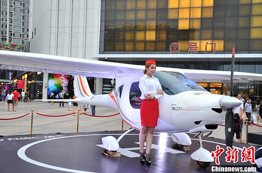 资料图:一辆私人飞机与一名“空姐”亮相福州某商场门口。<a target='_blank' href='http://www.chinanews.com/'>中新社</a>发 吕明 摄 资料图:一辆私人飞机与一名“空姐”亮相福州某商场门口。<a target='_blank' href='http://www.chinanews.com/'>中新社</a>发 吕明 摄