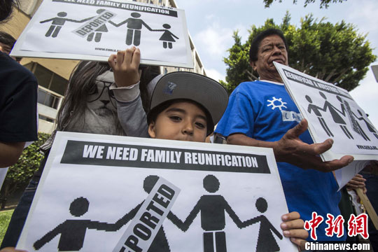 当地时间6月13日，父亲节临近，在美国加利福尼亚州洛杉矶市，一群移民维权者以“让家庭在一起”为主题，在洛杉矶大都会拘留中心外示威要求联邦移民改革。/p中新社发 林戈 摄