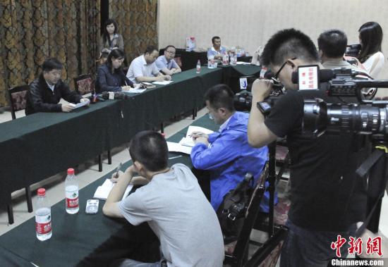 新疆昌吉车祸:车辆滚下45米深山沟 乘客被甩出