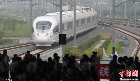 资料图：开往杭州的“和谐号”列车从南京南站出发。宁杭高速铁路正式投入运营后，南京至杭州的单程旅行时间缩短至一小时左右。中新社发 泱波 摄