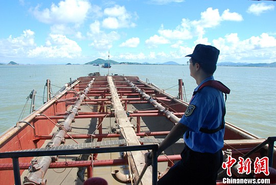 资料图：海监执法人员将涉嫌违法开采海砂的数艘抽砂船押送到指定海域，接受调查。<a target='_blank' href='http://www.chinanews.com/'>中新社</a>发 索有为 摄