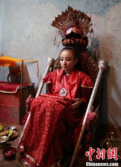 探秘尼泊尔400年传承史活女神:爱看动画片