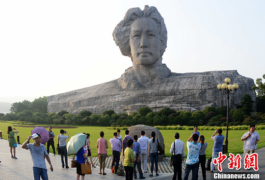 中国民众以多种方式纪念毛泽东逝世37周年(图